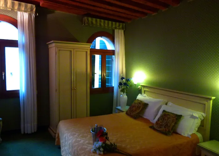 Hotel near College: Nuova Residenza Laguna