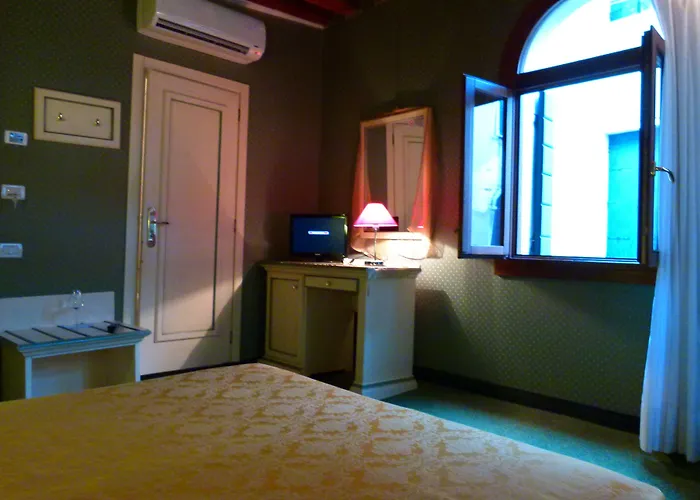 Hotel near College: Nuova Residenza Laguna